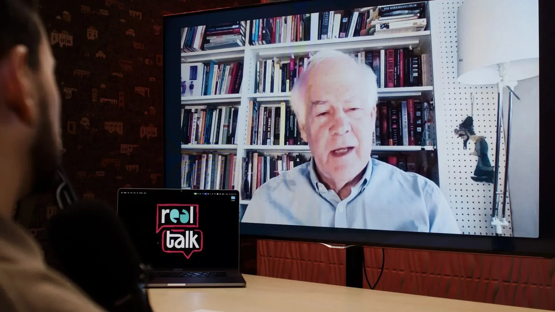 أستاذ جامعة كولومبيا بروس روبينز يتحدث عبر الفيديو عن قضايا حرية التعبير والنشاط المؤيد لفلسطين في الجامعات الأمريكية.