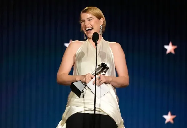 تيانا تايلور تبتسم أثناء تسلمها جائزة أفضل ممثلة مساعدة عن فيلم "معركة تلو الأخرى" في حفل غولدن غلوب.