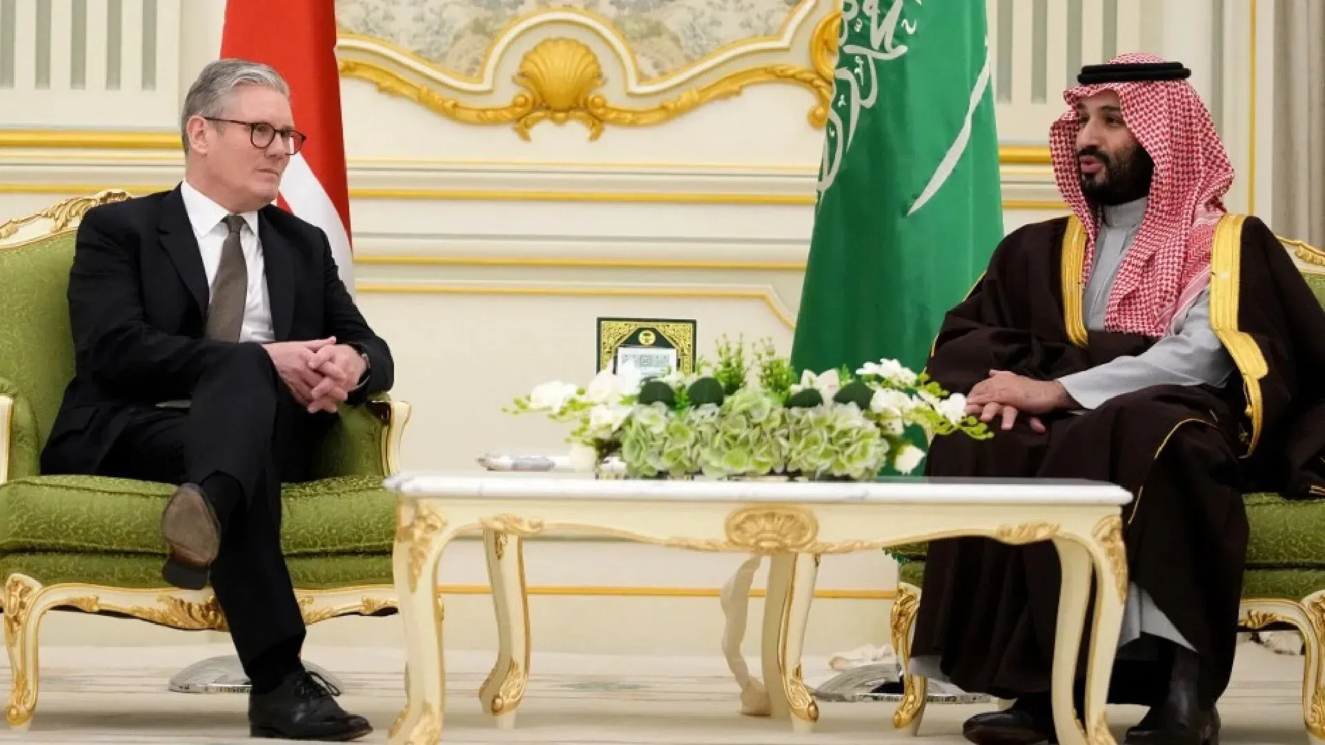 اجتماع بين مسؤول حكومي أجنبي وولي العهد السعودي محمد بن سلمان، في إطار مناقشات حول حقوق الإنسان والسياسات السعودية.
