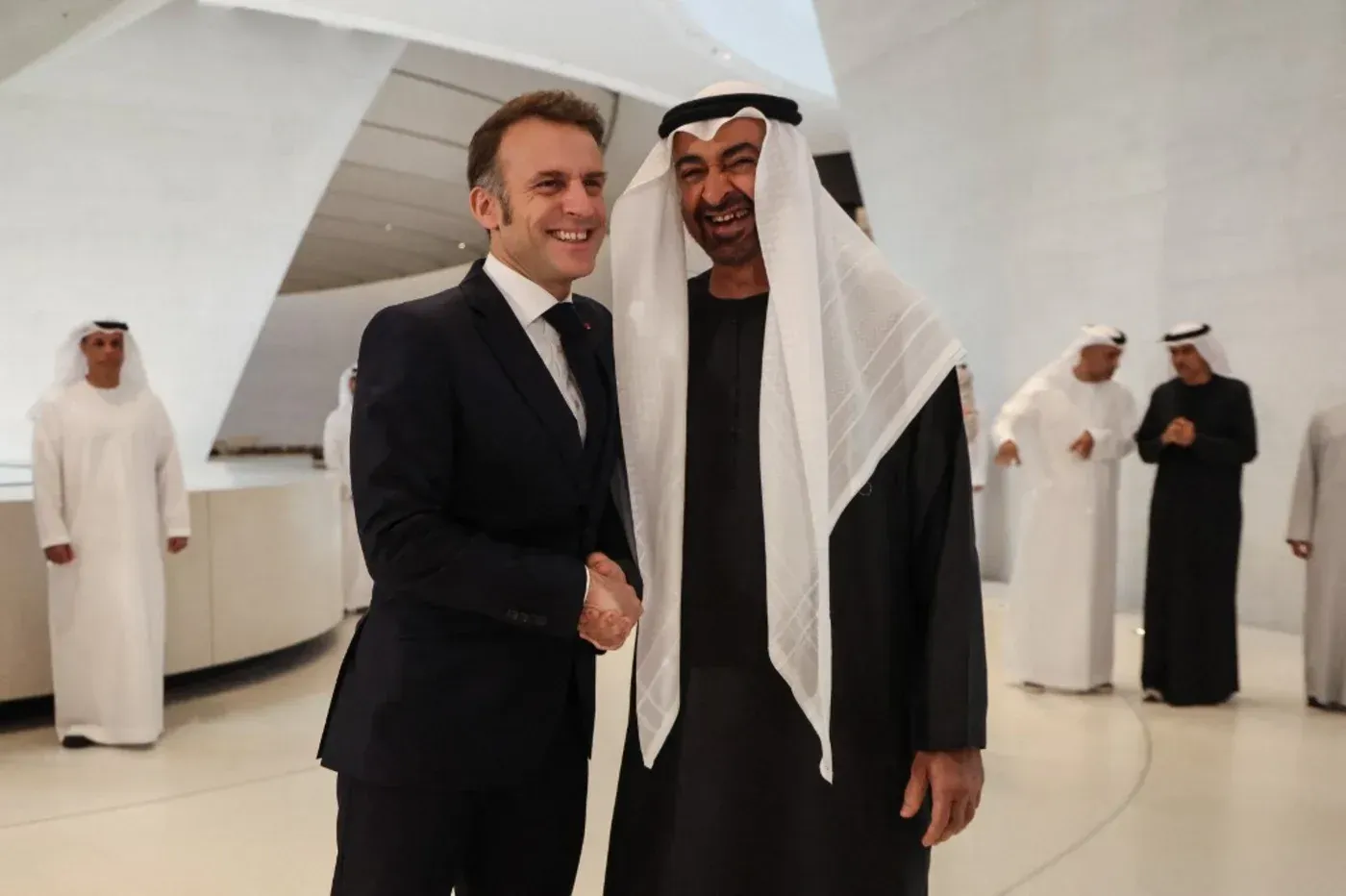 لقاء بين الرئيس الفرنسي إيمانويل ماكرون وولي عهد الإمارات محمد بن زايد، في إطار تعزيز العلاقات الثنائية.