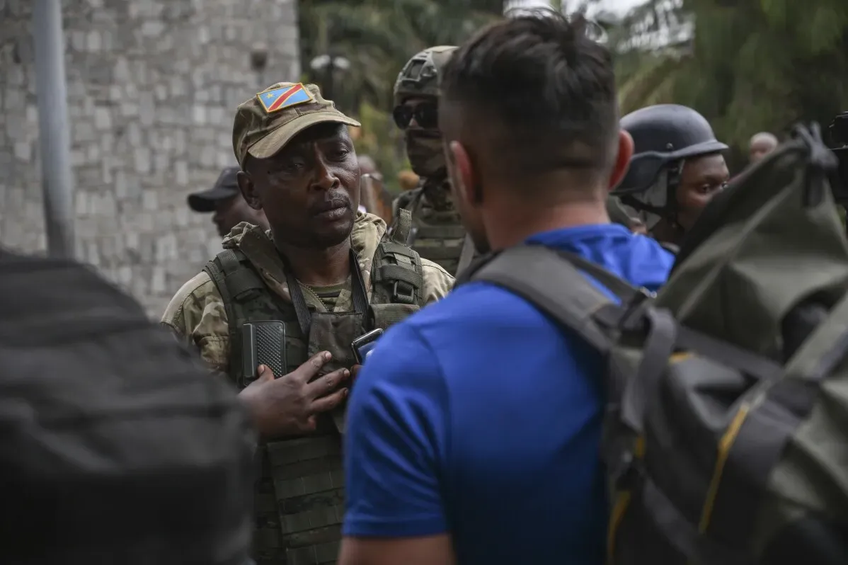 جندي الكونغولي يتحدث مع شخص آخر في منطقة النزاع شرق الكونغو، بينما يتصاعد التوتر مع تقدم المتمردين نحو غوما.