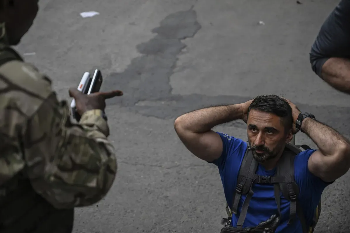 أحد الجنود الكونغوليين يقوم بتفتيش شخص خلال حالة من التوتر الأمني في غوما، شرقي الكونغو، حيث يتصاعد الصراع مع المتمردين.