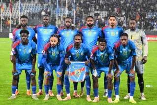 تشكيلة منتخب الكونغو لكرة القدم، يرتدون زيهم الأزرق، يستعدون لمباريات كأس العالم بعد تأهلهم التاريخي.