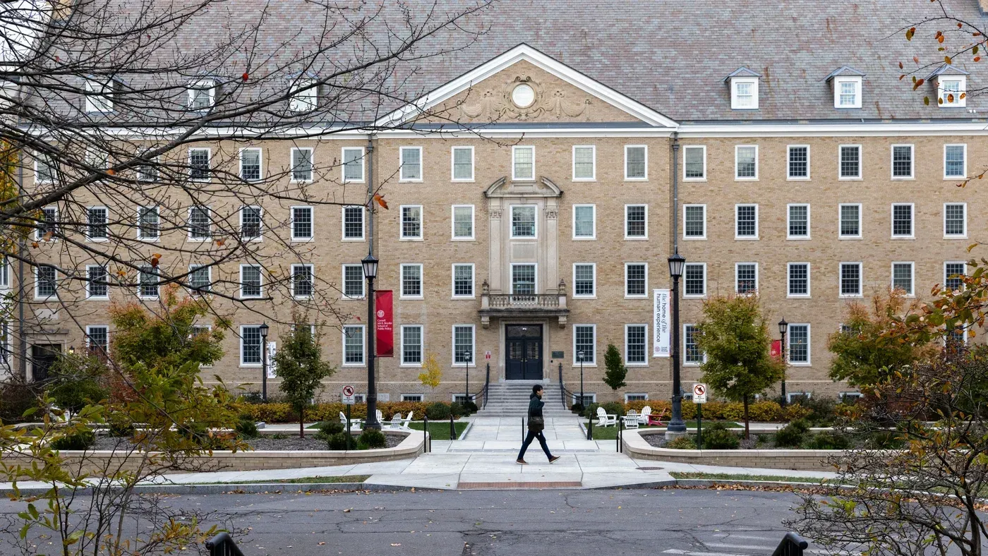 مبنى في جامعة كورنيل يظهر فيه طالب يمشي في الحرم الجامعي، في سياق دعم الطلاب للنضال الفلسطيني.