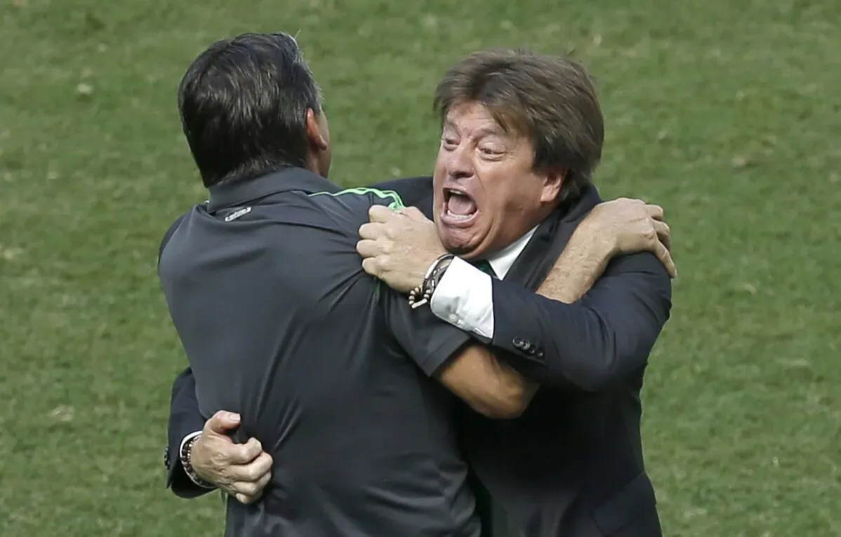 ميغيل هيريرا، المدرب الجديد لمنتخب كوستاريكا، يحتفل مع أحد مساعديه بعد تحقيق انتصار، معبراً عن الحماس والتفاؤل بخصوص تصفيات كأس العالم 2026.