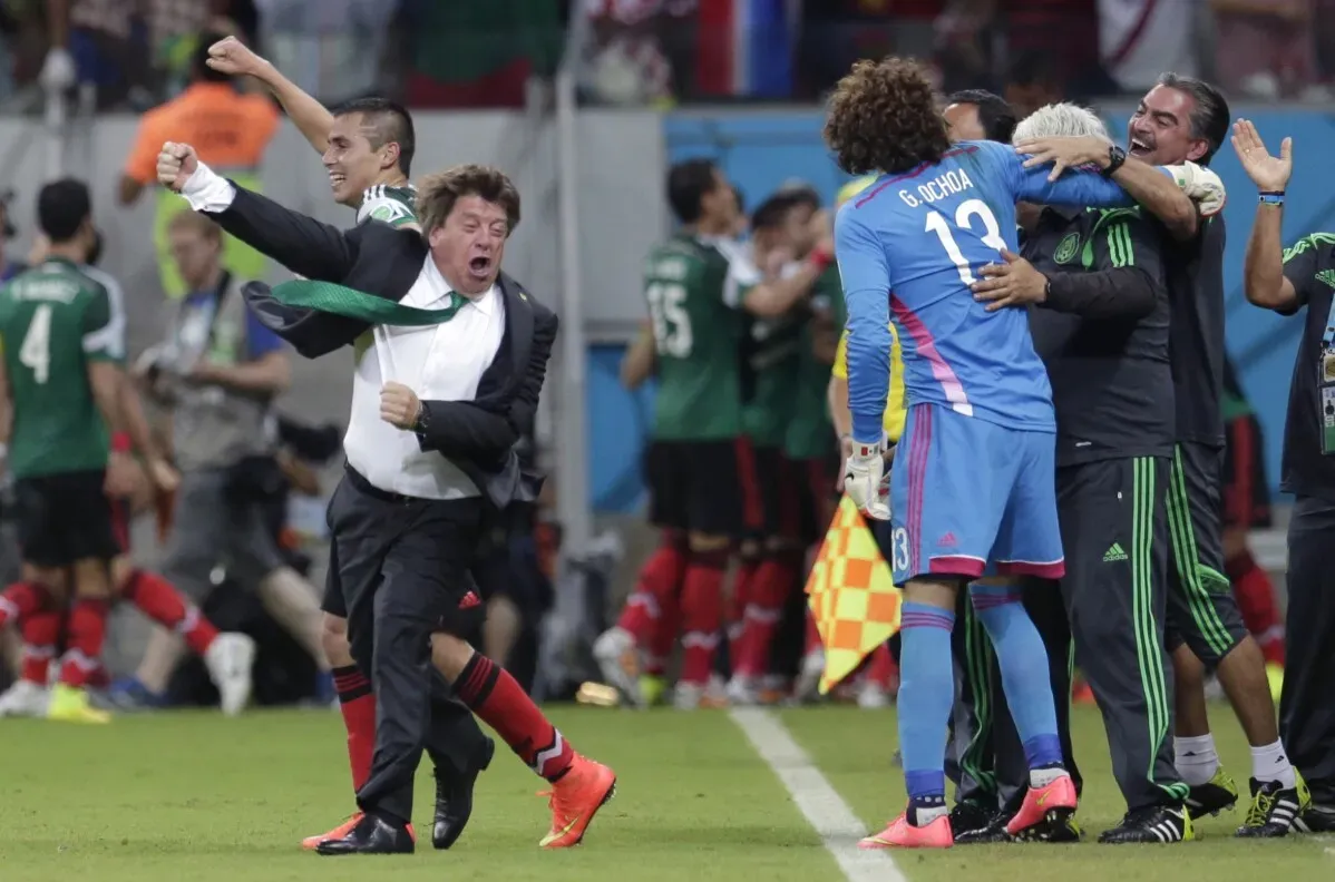 مدرب المكسيك السابق ميغيل هيريرا يحتفل بفوز فريقه في كأس العالم 2014، مع اللاعبين والجهاز الفني في لحظة فرح.