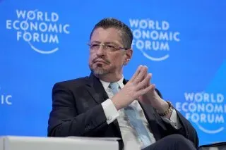 رودريغو تشافيس، الرئيس المنتهية ولايته لكوستاريكا، خلال منتدى اقتصادي، يعبر عن التحديات السياسية والاجتماعية في البلاد.