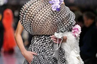 فستان مبتكر بتصميم فريد من نوعه، مزين بأزهار ملونة، يظهر في عرض أزياء ديور خلال أسبوع باريس للأزياء الراقية.