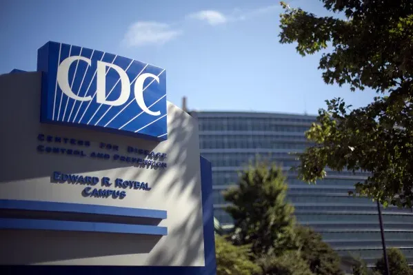 مبنى مراكز السيطرة على الأمراض والوقاية منها (CDC) في نيويورك، مع لافتة تحمل اسم المركز، في سياق مناقشة حول لقاحات كوفيد-19.