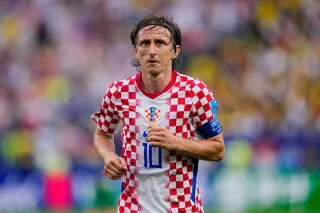 لوكا مودريتش بقميص منتخب كرواتيا يحمل شارة القيادة خلال مباراة دولية، يعكس خبرته وشغفه المستمر في كرة القدم رغم تقدمه في العمر.