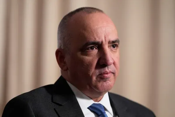 دبلوماسي كوبي رفيع المستوى، يعبر عن موقف هافانا الرافض للإنذارات الأمريكية، مع التركيز على الاستعداد لجميع السيناريوهات.