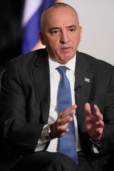 دبلوماسي كوبي يتحدث عن استعداد كوبا لمواجهة التهديدات الأمريكية، مع التركيز على الحوار والعلاقات الثنائية.