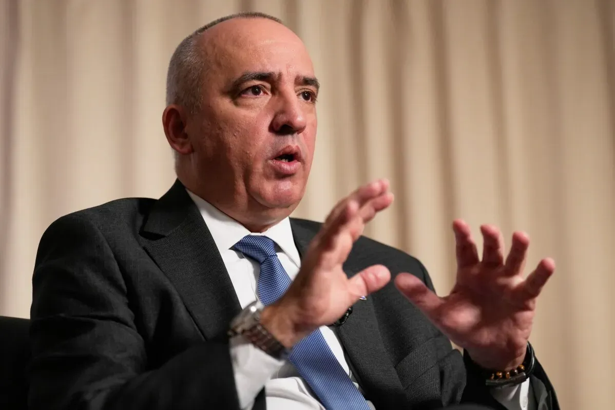 دبلوماسي كوبي يتحدث بجدية خلال مقابلة، مع التركيز على التوترات بين كوبا والولايات المتحدة وتهديدات التدخل العسكري.