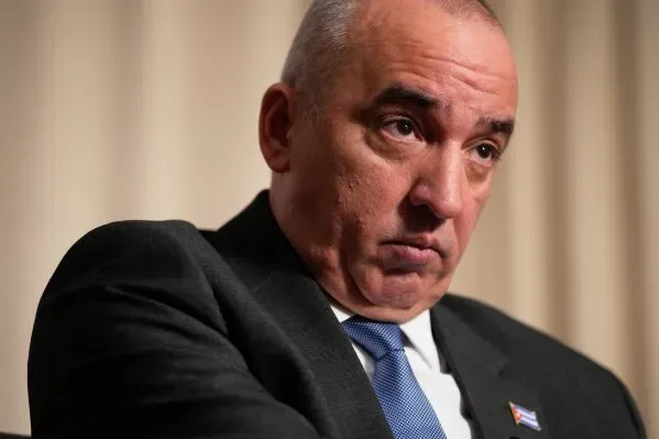 دبلوماسي كوبي رفيع المستوى يتحدث بجدية عن التوترات مع الولايات المتحدة، مؤكدًا استعداد كوبا لجميع السيناريوهات في ظل التهديدات الأمريكية.