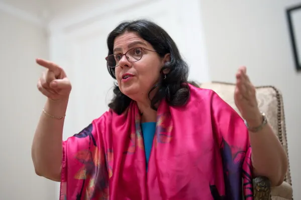 سفيرة كوبا لدى الولايات المتحدة، Lianys Torres Rivera، تتحدث بحماس عن العقوبات الأمريكية وتأثيرها على كوبا، معبرة عن موقف الحكومة الكوبية.