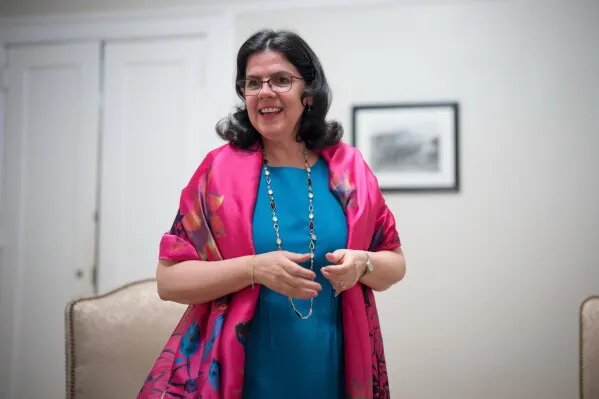 السفيرة الكوبية Lianys Torres Rivera تتحدث في مقر السفارة بواشنطن، معبرةً عن موقف كوبا من العقوبات الأمريكية والاتهامات الموجهة لراؤول كاسترو.