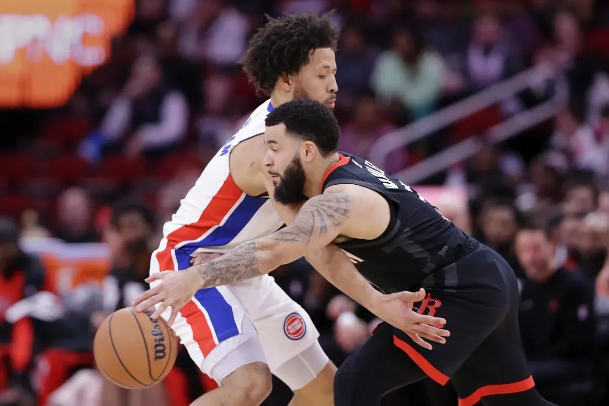 ابن فريق ديترويت بيستونز كيد كانينغهام يتنافس مع لاعب هيوستن روكتس فريد فانفليت أثناء المباراة، حيث كان كينينغهام مسيطرًا على الكرة.
