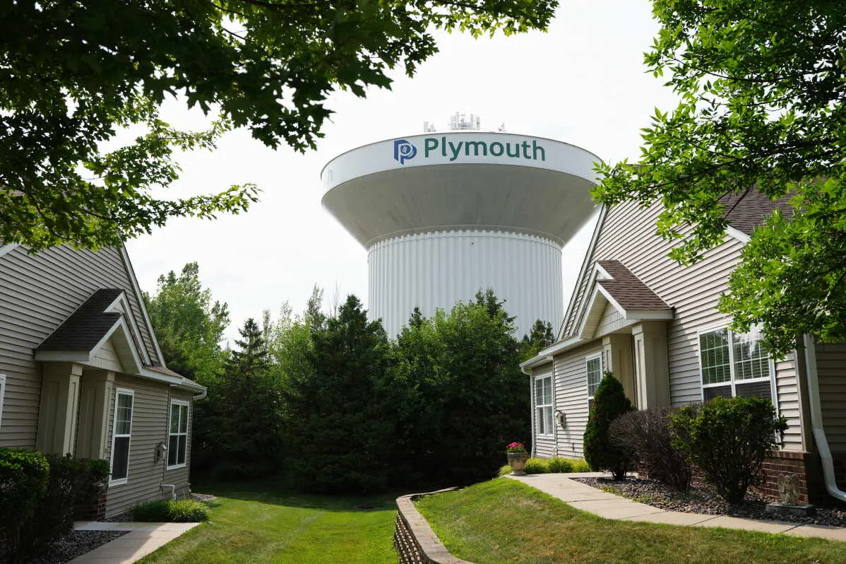 برج مياه بلدية Plymouth في مينيسوتا محاط بمنازل وأشجار، يمثل هدفاً لهجمات إلكترونية تستهدف منظومات إمدادات المياه الحيوية.