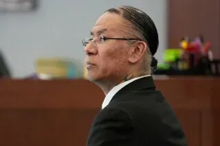 محكمة نيفادا تدين ناثان تشاسينغ هورس بالاعتداء الجنسي على قاصر، حيث استغل سمعته كرجل طب لاكوتا لاستهداف النساء والفتيات.