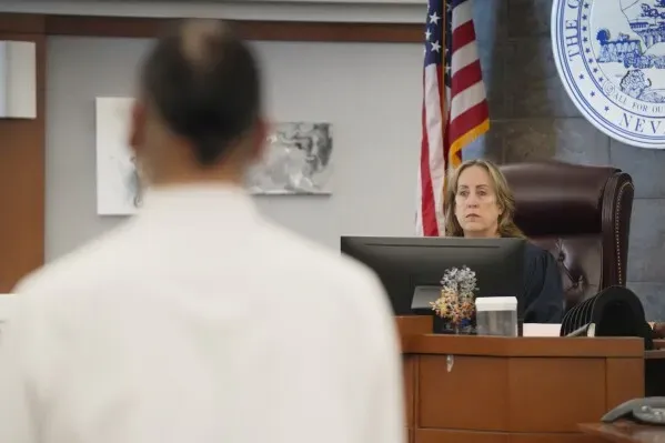 محاكمة ناثان تشاسينغ هورس في قاعة المحكمة، حيث يظهر القاضي وهو يستمع إلى الشهادات المتعلقة بالاعتداءات الجنسية على النساء من السكان الأصليين.