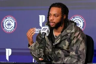 داريوس جارلاند يتحدث خلال مؤتمر صحفي بعد انتقاله إلى لوس أنجلوس كليبرز، معبرًا عن حماسه للفصل الجديد في مسيرته الرياضية.