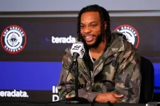 داريوس جارلاند يتحدث في مؤتمر صحفي بعد انتقاله إلى لوس أنجلوس كليبرز، معبراً عن حماسه للفصل الجديد في مسيرته الرياضية.