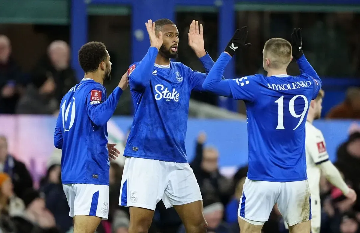 لاعبو إيفرتون يحتفلون بعد تسجيل هدف في مباراة كأس الاتحاد الإنجليزي، يرتدون قمصانًا زرقاء مع شعار النادي.