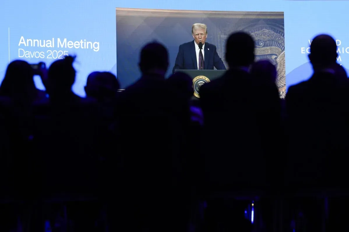 خطاب الرئيس الأمريكي دونالد ترامب خلال المنتدى الاقتصادي العالمي في دافوس، مع الحضور في الخلفية المظلمة.