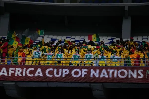 جماهير السنغال ترتدي ملابس صفراء وتلوح بالأعلام في مدرجات ملعب كأس الأمم الأفريقية، تعبيراً عن دعمهم للمنتخب في المباراة.