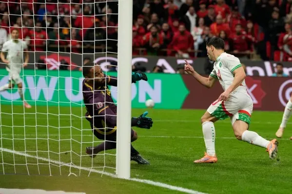 إبراهيم دياز يسجل هدفاً في مرمى الكاميرون خلال مباراة كأس الأمم الأفريقية، مع احتفاله بعد الهدف في ملعب الأمير مولاي عبد الله.