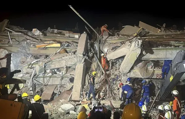 فرق الإنقاذ تعمل وسط أنقاض مبنى منهار في ماندالاي، ميانمار، بعد الزلزال المدمر الذي أسفر عن مئات القتلى والإصابات.