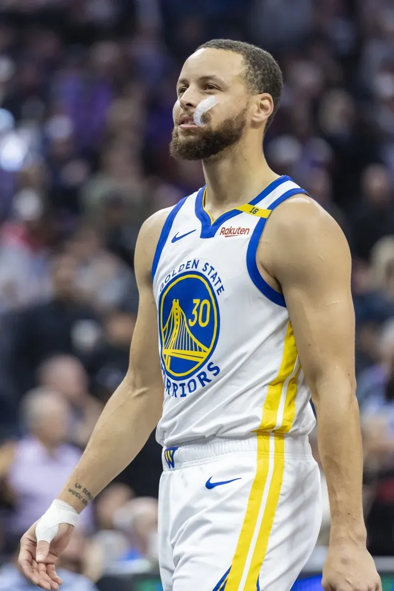 ستيف كاري، لاعب فريق جولدن ستيت ووريورز، يظهر في صورة مُركزة بينما يسير على أرض الملعب خلال مباراة قوية ضد ساكرامنتو كينجز.