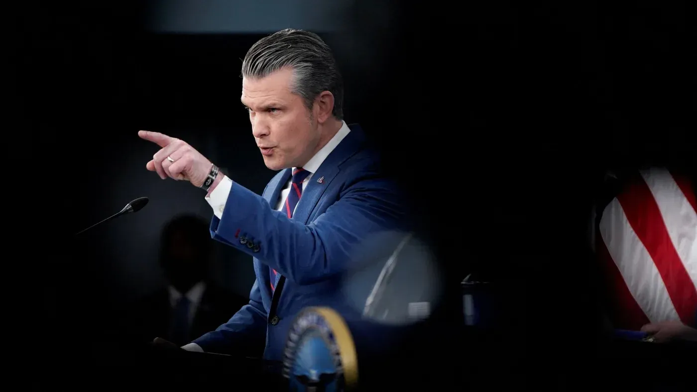 عضو الكونغرس بيت هيغسيث يتحدث بحماس خلال مؤتمر، مشيراً بإصبعه، في سياق مناقشات حول السياسة العسكرية والدينية.