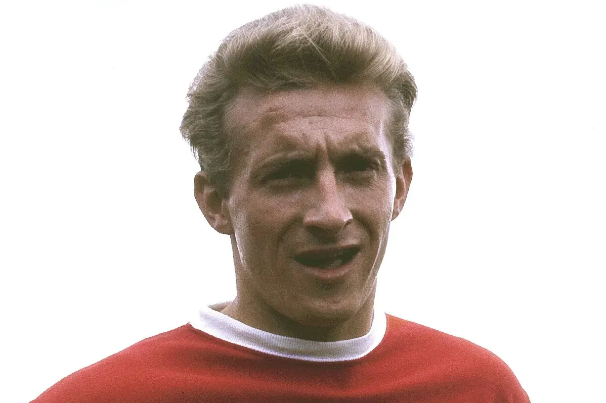 تخليد ذكرى دينيس لو، أسطورة مانشستر يونايتد، الذي توفي عن عمر يناهز 84 عامًا، مع التركيز على إنجازاته الكروية.