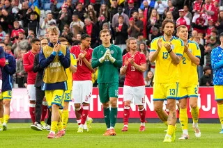 سقوط لاعب الوسط الدنماركي كريستيان إريكسن خلال مباراة ودية مع أوكرانيا، مع تواجد زملائه حوله بعد الحادثة.