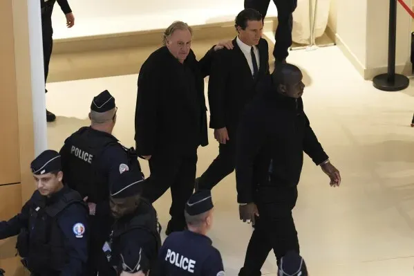 جيرار ديبارديو، الممثل الفرنسي الشهير، يدخل قاعة المحكمة وسط حراسة، حيث يواجه تهم الاعتداء الجنسي.