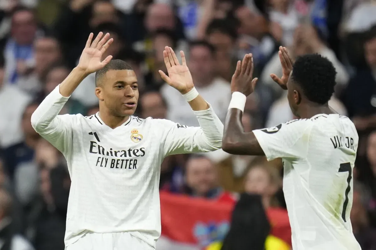 مبابي يحتفل مع زميله في الفريق في مباراة دوري أبطال أوروبا، في أجواء حماسية قبل مواجهة أتلتيكو مدريد.