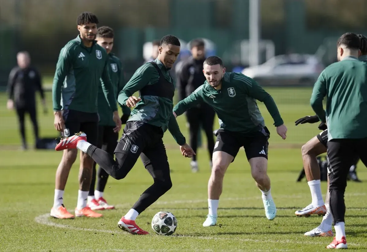 لاعبو فريق أستون فيلا يتدربون في الملعب، يستعدون لمواجهة كلوب بروج في دوري أبطال أوروبا.