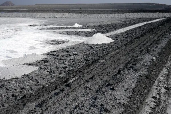 كثبان رمليّة ضخمة في مشروع فالابوروا بجنوب أفريقيا، حيث يتم استخراج العناصر الأرضية النادرة من نفايات التعدين، بدعم أمريكي.
