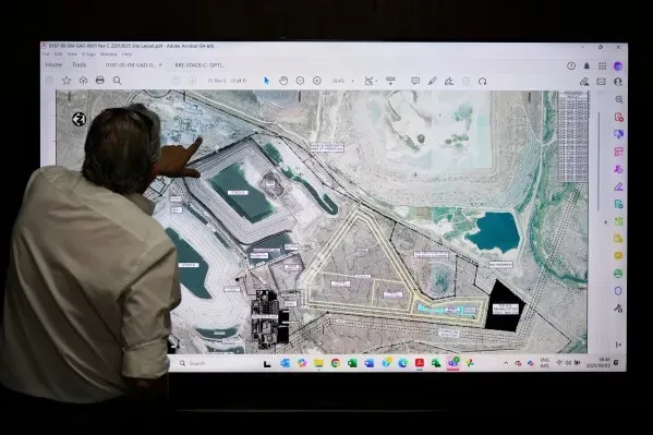 خريطة توضح مشروع فالابوروا لاستخراج العناصر الأرضية النادرة في جنوب أفريقيا، مع التركيز على الكثبان الرملية ومرافق المعالجة.