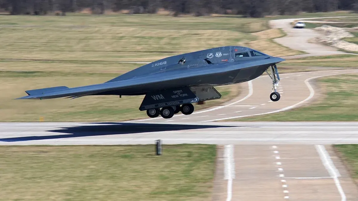 قاذفة B-2 شبحية أثناء الإقلاع، تمثل قوة الولايات المتحدة العسكرية في المحيط الهندي، مع التركيز على القاعدة في دييغو غارسيا.