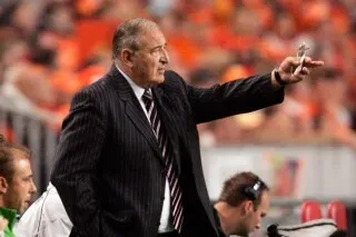 مدرب كرة القدم البلغاري ديميتار بينيف، الذي قاد منتخب بلاده إلى نصف نهائي كأس العالم 1994، أثناء توجيه اللاعبين.