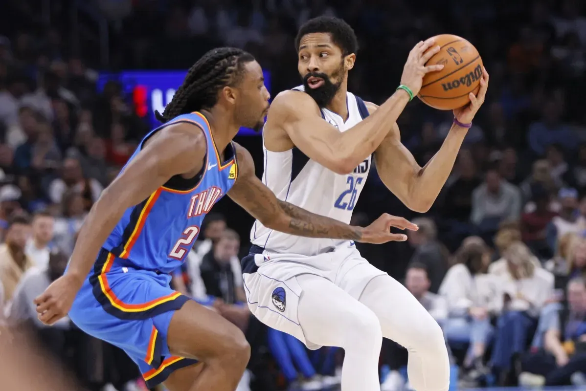 سبنسر دينويدي يحمل الكرة ويواجه لاعب أوكلاهوما سيتي ثاندر، وسط أجواء حماسية في مباراة دالاس الصعبة.