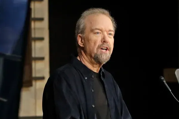 رحيل الكاتب الأسطوري Don Schlitz، مؤلف أغنية "The Gambler"، الذي أثرى موسيقى الكانتري بإرثه الغني، في حدث تكريمي بمسرح Grand Ole Opry.