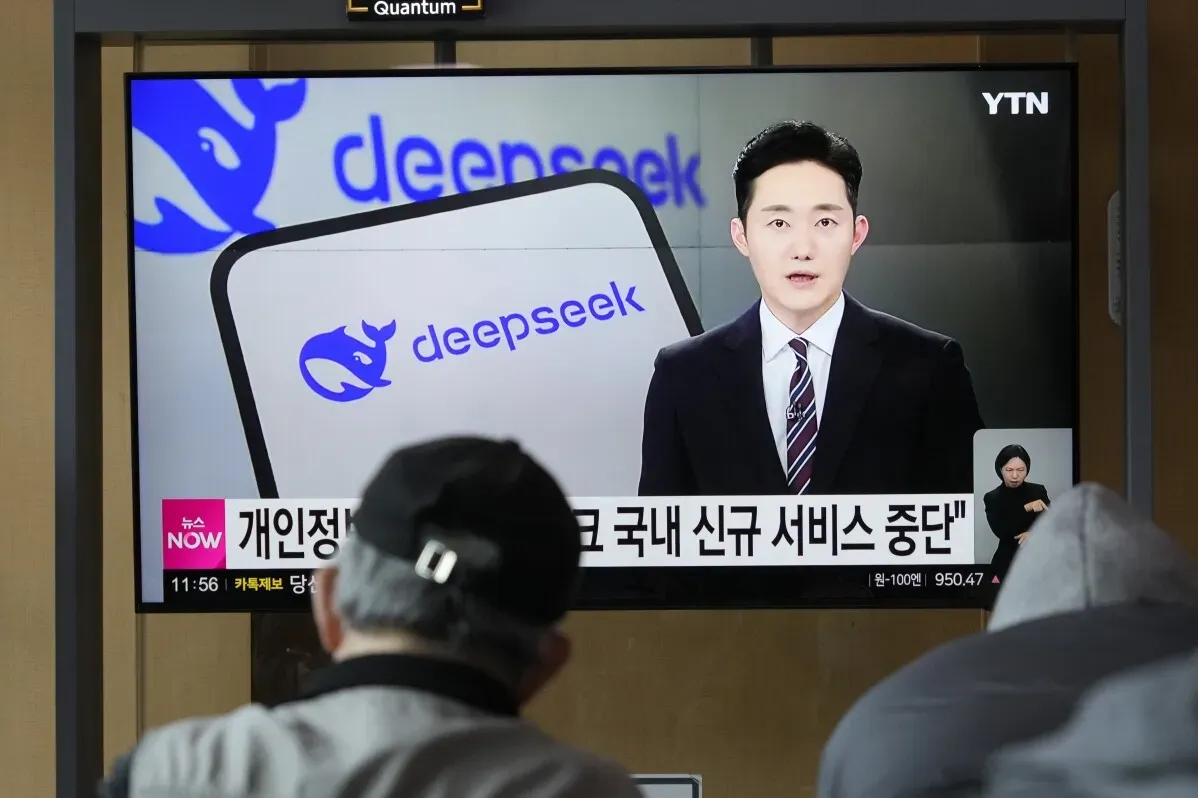 مراسل يقدم تقريرًا عن إيقاف تطبيق "DeepSeek" في كوريا الجنوبية بسبب مخاوف الخصوصية، مع شعار التطبيق على الشاشة.