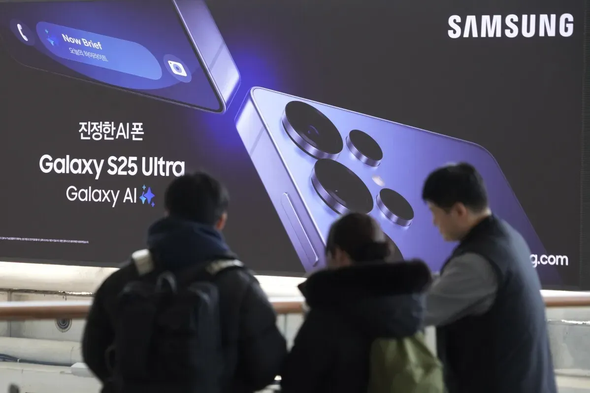 إعلان عن هاتف Galaxy S25 Ultra من سامسونج، يظهر تصميمه المتطور وميزات الذكاء الاصطناعي، مع وجود أشخاص يتابعون الإعلان.