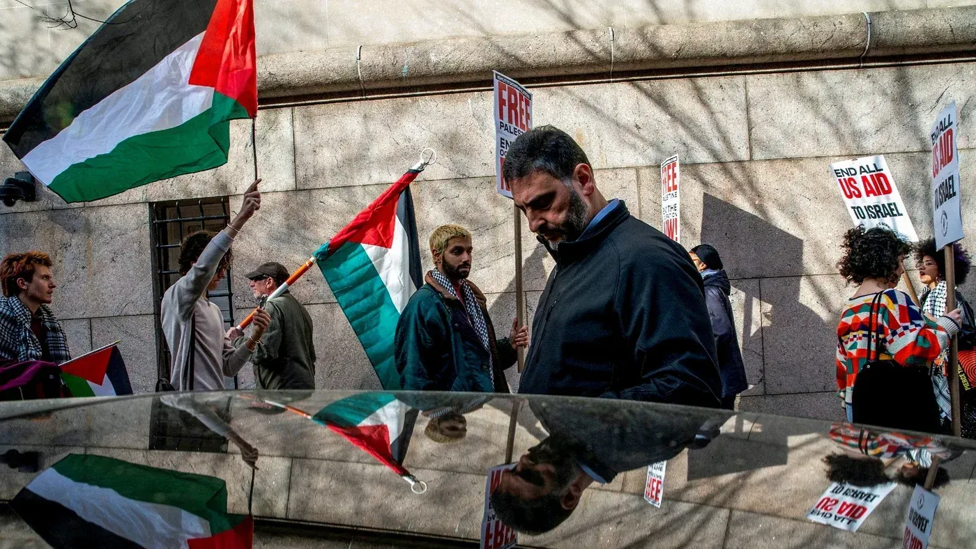 متظاهرون يحملون أعلام فلسطين لافتات تدعو لإنهاء المساعدات الأمريكية لإسرائيل، في سياق الاحتجاجات الأكاديمية في جامعة كولومبيا.
