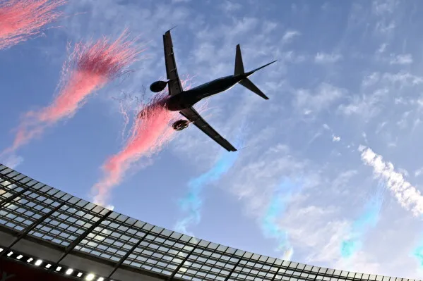 طائرة Embraer تحلق منخفضة فوق ملعب Cape Town خلال عرض جوي مثير في مباراة كرة المضرب بين جنوب أفريقيا ونيوزيلندا.