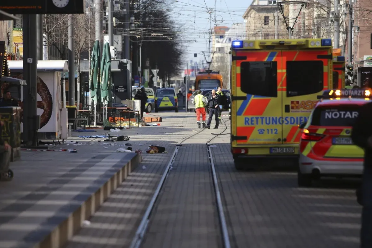 حادث صدم في مانهايم بألمانيا، يظهر سيارات الإسعاف والشرطة في موقع الحادث، مع وجود حطام على الأرض.