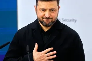 الرئيس الأوكراني فولوديمير زيلينسكي يعبر عن تقديره خلال مؤتمر صحفي، وسط تصاعد التوترات في الحرب الأوكرانية.